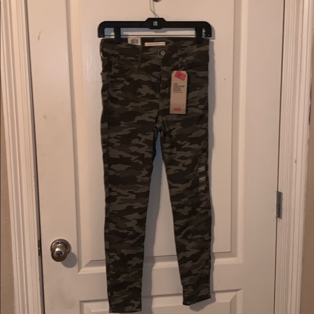 NWT Levi’s High Rise Super Skinny Crop Camo Jeans